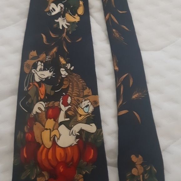 DISNEY Goofy Donald Duck Mickey HARVEST FALL Pumpkin Crop SILK TIE - Picture 4 of 6